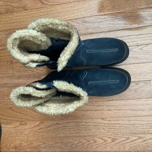 Blue Clarke’s women’s ankle boots with warm faux fur inside, size 8, gently used